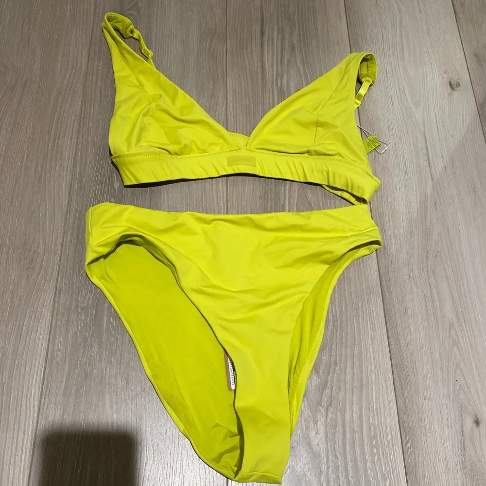 Nwt. Skims plunge bikini top and mid rise bottoms